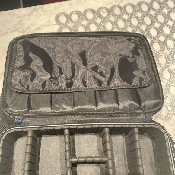 Large Makeup Suitcase​​ - Picture 8 of 10